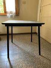  tavolo con 4 sedie da bar usati neri e grigi 