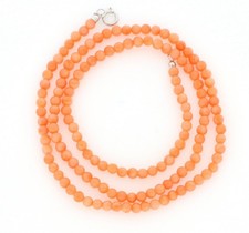 Collana con corallo rosa e chiusura in oro bianco 18kt.