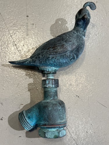 Vecchio rubinetto tubo acqua