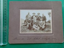 FOTO 1902, GRUPPO DI UOMINI IN CAMPAGNA, VESTITI A FESTA