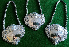 Set argento con marchio 3 etichette decanter cherubino / biglietti BRANDY PORT WHISKY