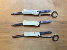 Vecchi piccoli coltelli ad uso