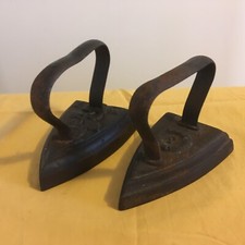 Coppia di antichi ferri da