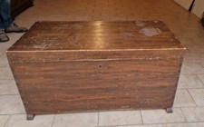 Antico vecchio Baule vintage in legno con maniglie.  Piccola cassapanca.