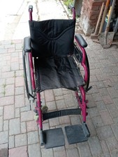 Aiesi AHS120E Sedia a Rotelle con Braccioli e Poggiapiedi Fissi - Rossa/Nera