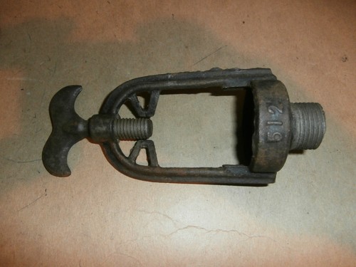 Antico tubo pompa manuale