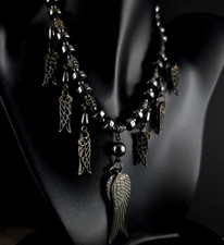 Collana ematite ali metallo
