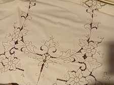 bella tovaglia ricamata a mano