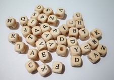 50pz misti Alfabeto lettere di perline cubo in legno 10x10mm colore avorio