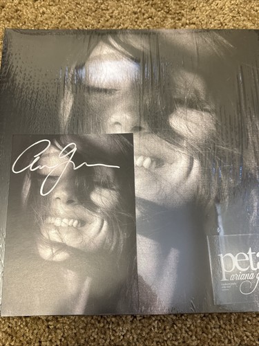 Signed ariana grande petal - ariana,