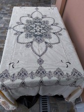 Tovaglia ricamata con intarsi in pizzo facente parte di un corredo, come nuova