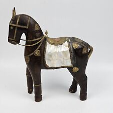 Scultura in legno, ottone e madreperla raffigurante un Cavallo Indiano da guerra