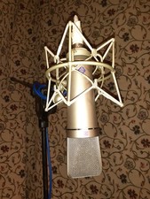 Microfono a condensatore Neumann U87 vintage. Multimodello. Spilla dettaglio nitido.