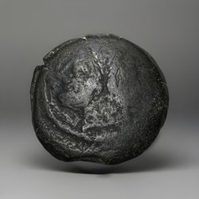 Antica moneta prua in bronzo