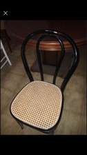 Sedia nera modello Thonet con seduta in paglia di Vienna