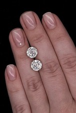 Orecchini a perno moissanite