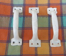 N° 3 VECCHIE MANIGLIE IN FERRO LATTA COLORATE DI BIANCO PER MOBILI VARI -