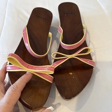 Sandali in legno Sisley rosa e giallo