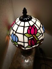 Lampada Abatjour Vetro TIFFANY con rose rosse e base LIBERTY.