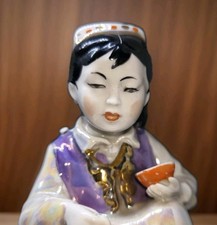 Statuina porcellana DULEVO RUSSA - Ragazza uzbeka con teiera con difetto!! 