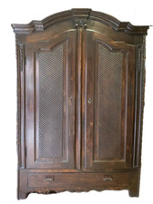 Armadio a due ante intagliate del 700  piemontese in legno di pioppo