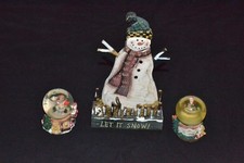 VECCHIO PUPAZZO IN LEGNO E DUA PALLE CON ACQUA NATALIZIE