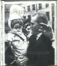 1969 Foto stampa astronauta colonnello Frank Borman con bambino a Bruxelles Belgio