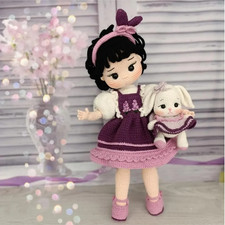 Bambola all'uncinetto in abito