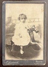 Foto Gabinetto Cabinet Bambina con cavallo a dondolo - Modena Foto Lusvardi