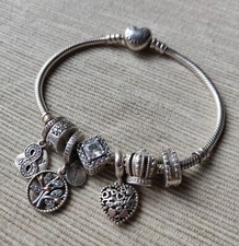 Pandora Bracciale con charm e clip