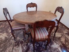 Tavolo ovale in legno vintage con quattro sedie