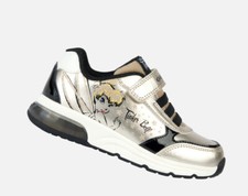 Sneakers elastici e strappo