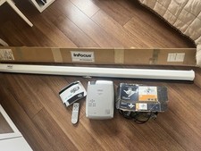 InFocus Proiettore Screenplay 4805 e Schermo Proiettore InFocus HW-HT76  