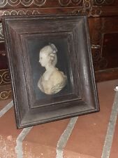 PICCOLO QUADRETTO FINE OTTOCENTO CON FUGURA IN CERA E PERLINA SUL VESTITO.