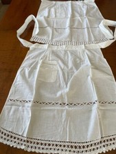 N. 2 GREMBIULINI DA CUCINA ELEGANTI COTONE BIANCO RICAMATI CON BORDO UNCINETTO