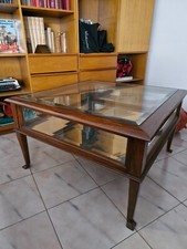 Tavolino in legno con vetrina