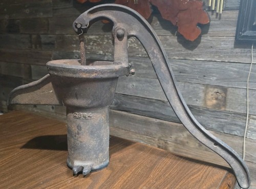 Antica pompa manuale acqua