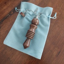 Pendolo egizio Iside per radiestesia e divinazione realizzato in palissandro