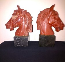 COPPIA DI FERMA LIBRI IN MARMO ROSSO, TESTE DI CAVALLO
