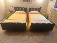 2 letti singoli tenuti molto bene, compresi reti e materassi