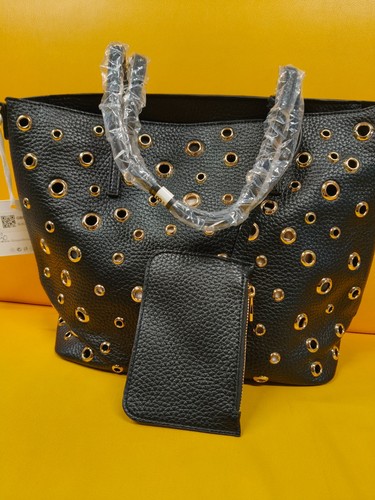 Borsa capiente con borchie