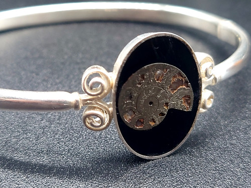 Bracciale con fossile - , di