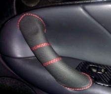 RIVESTIMENTO per Maniglia ALFA 147 vera PELLE nera traforata cuciture rosse 