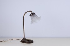 Lampada da tavolo vintage in ottone e paralume a fiore in vetro sabbiato anni 30