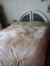 Elegante camera matrimoniale bianca e grigia, moderna e completa di tutto 