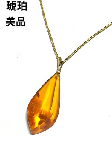 Collana con ciondolo ambra