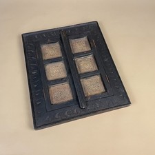 Tenda in legno intagliato