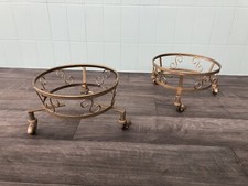 coppia di portavasi vintage in metallo con ruote