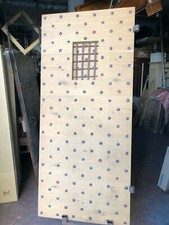 porta antica chiodata rustica rovere e pioppo antico tipo medioevale con grata