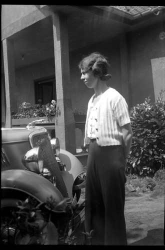 Donna accanto auto - donna, vecchia